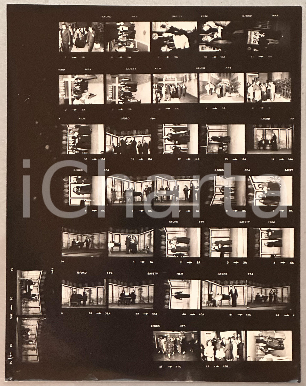 1980 ca MILANO Teatro SAN BABILA - Serata musicale - Foto 35 provini Fotografia originale composta da 35 provini. GOOD/buono  Formato: 24x31 cm originale e autentica 1