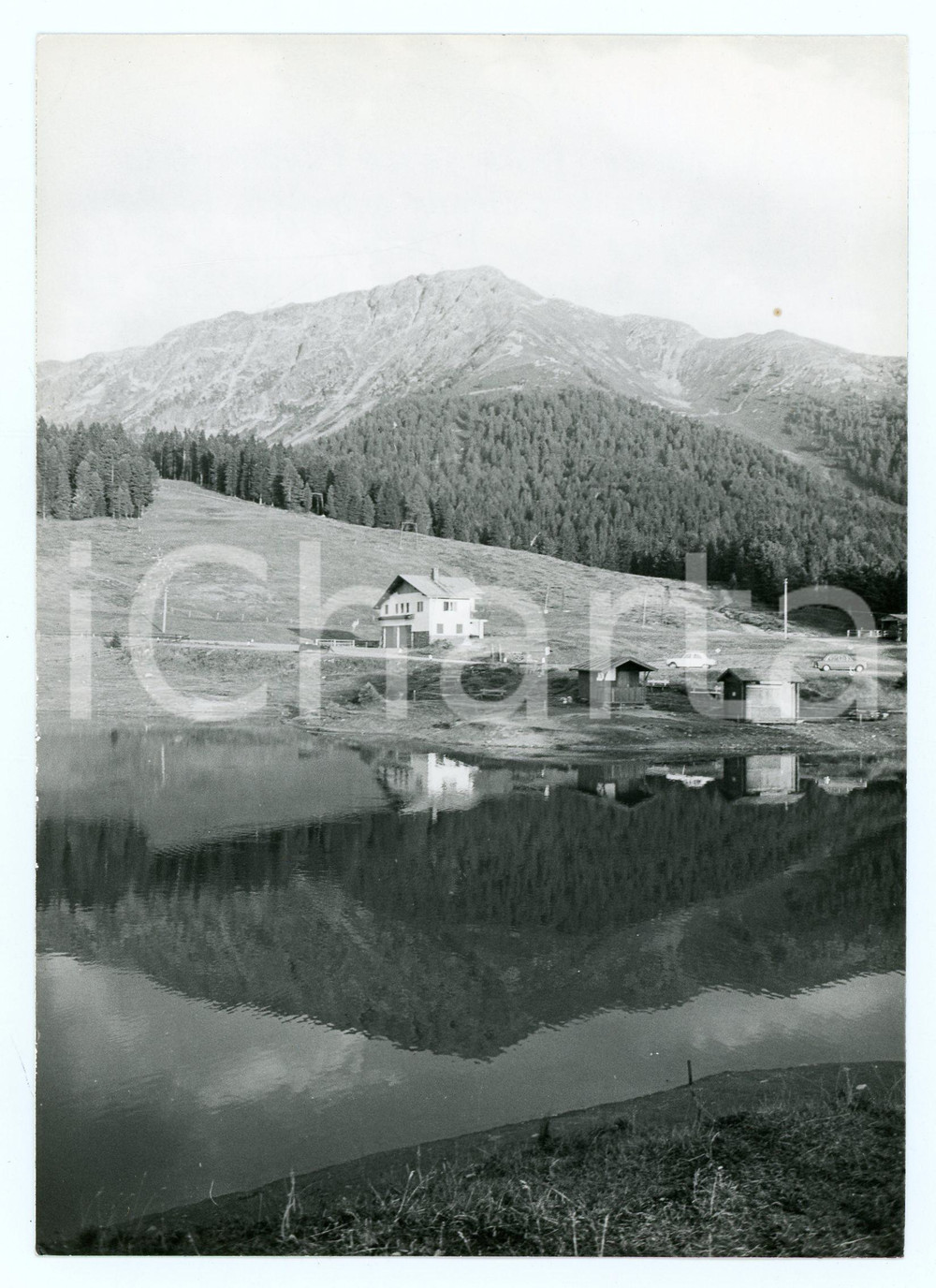 1975 PASSO DI LAVAZÃˆ (TN) Sella prativa con il suo laghetto - Foto 13x18 cm Fotografia d'epoca con didascalia manoscritta al verso.  FAIR/discreto Lievi smussature agli angoli Formato: 13x18 cm originale e autentica 1