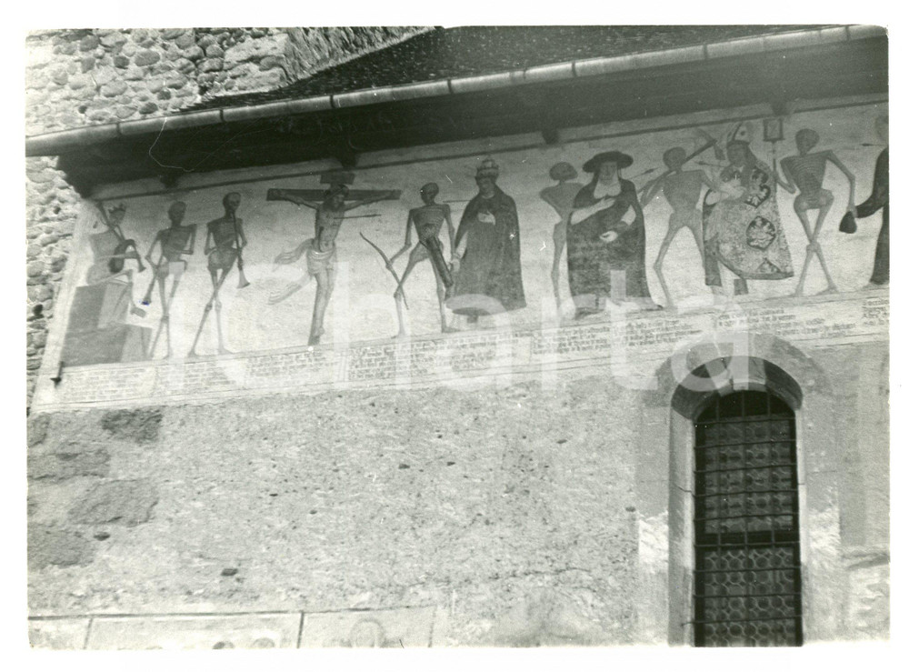 1979 PINZOLO Chiesa di San Vigilio DANZA MACABRA di Simone BASCHENIS Foto (1) Fotografia d'epoca con didascalia manoscritta al verso.  FAIR/discreto Lievi smussature agli angoli Formato: 18x13 cm originale e autentica 1
