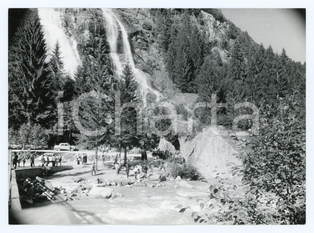 1982 VAL DI GENOVA (TN) Turisti alle Cascate Nardis - Foto 18x13 cm Fotografia d'epoca con didascalia manoscritta al verso.  FAIR/discreto Lievi smussature agli angoli Formato: 18x13 cm originale e autentica 1