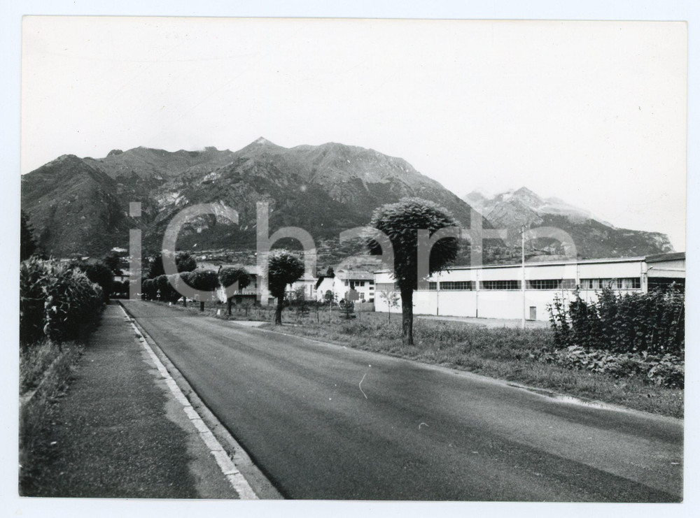 1977 COMANO TERME Frazione PONTE ARCHE Campo Lomaso - Foto 18x13 cm (2) Fotografia d'epoca con didascalia manoscritta al verso.  FAIR/discreto Lievi difetti stampa Formato: 18x13 cm originale e autentica 1
