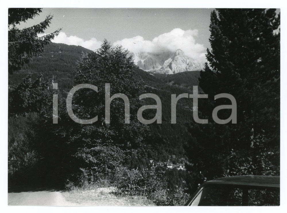 1982 VAL DI GENOVA (TN) Panorama con Gruppo di Brenta - Foto 18x13 cm Fotografia d'epoca con didascalia manoscritta al verso.  FAIR/discreto Lievi smussature agli angoli Formato: 18x13 cm originale e autentica 1
