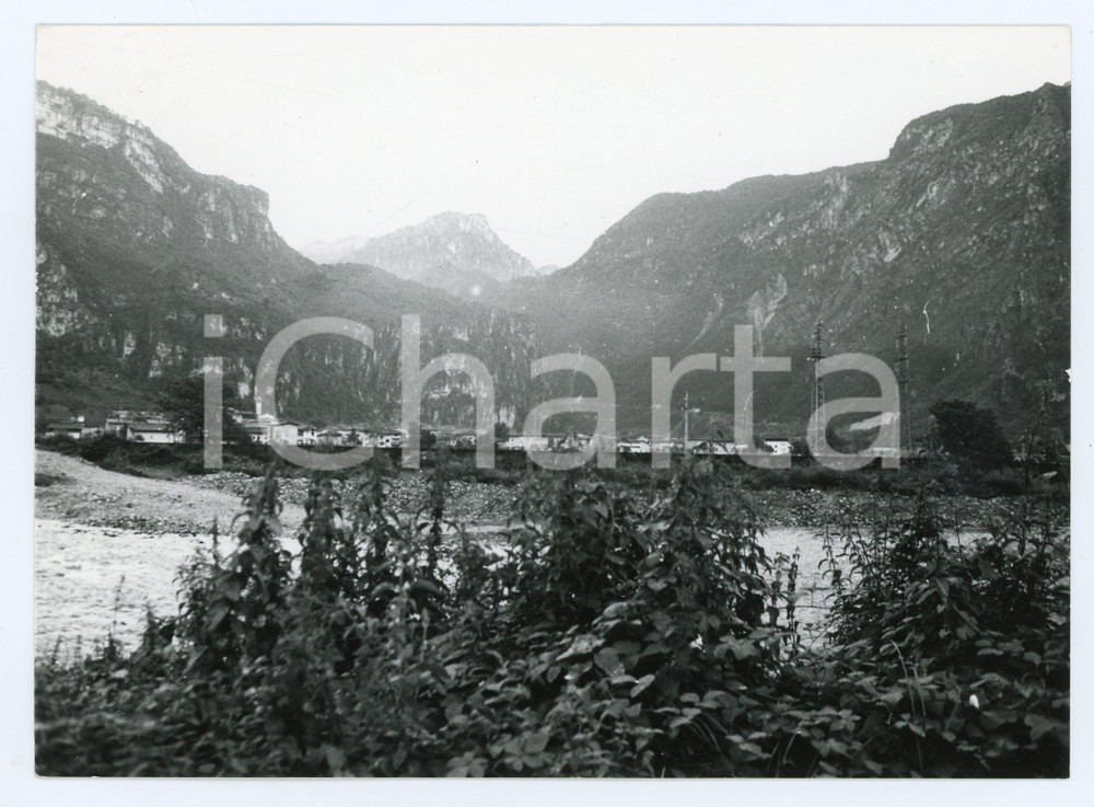 1977 STORO - VALLE D'AMPOLA (TN) Panorama del paese - Foto 18x13 cm Fotografia d'epoca con didascalia manoscritta al verso.  FAIR/discreto Lievi smussature agli angoli Formato: 18x13 cm originale e autentica 1