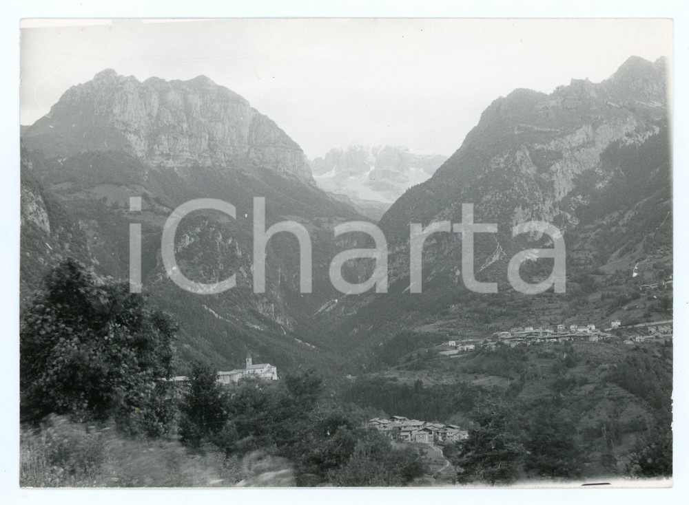 1979 GRUPPO DEL BRENTA da Dorsino, Trento, Venezia Tridentina e Cadore - Foto Fotografia d'epoca con didascalia manoscritta al verso.  FAIR/discreto Lievi abrasioni al margine destro Formato: 18x13 cm originale e autentica 1