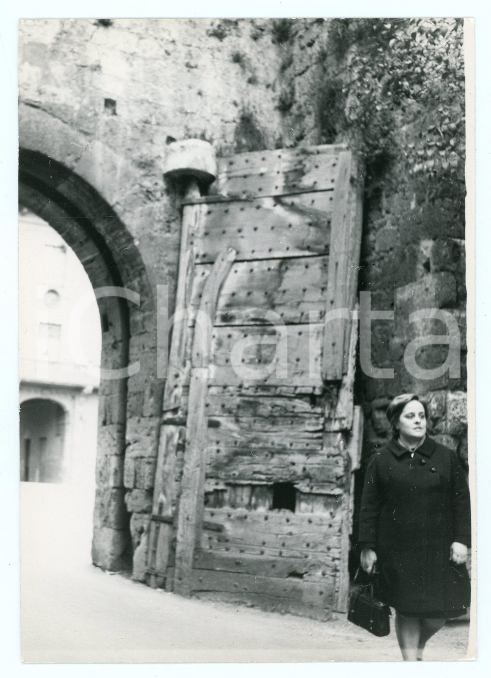 1973 RIETI Turista in visita alla Porta Conca - Foto 13x18 cm Fotografia d'epoca con didascalia manoscritta al verso.  FAIR/discreto Lievi smussature agli angoli Formato: 13x18 cm originale e autentica 1