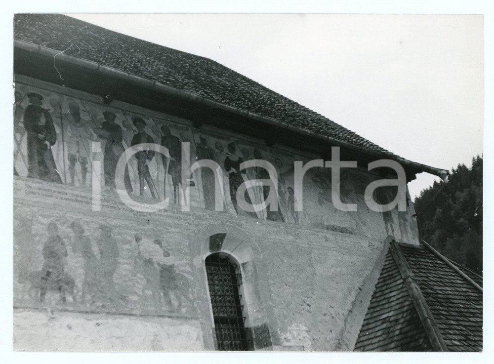 1979 PINZOLO Chiesa di San Vigilio DANZA MACABRA di Simone BASCHENIS Foto 18x13 Fotografia d'epoca con didascalia manoscritta al verso.  FAIR/discreto Lievi smussature agli angoli Formato: 18x13 cm originale e autentica 1