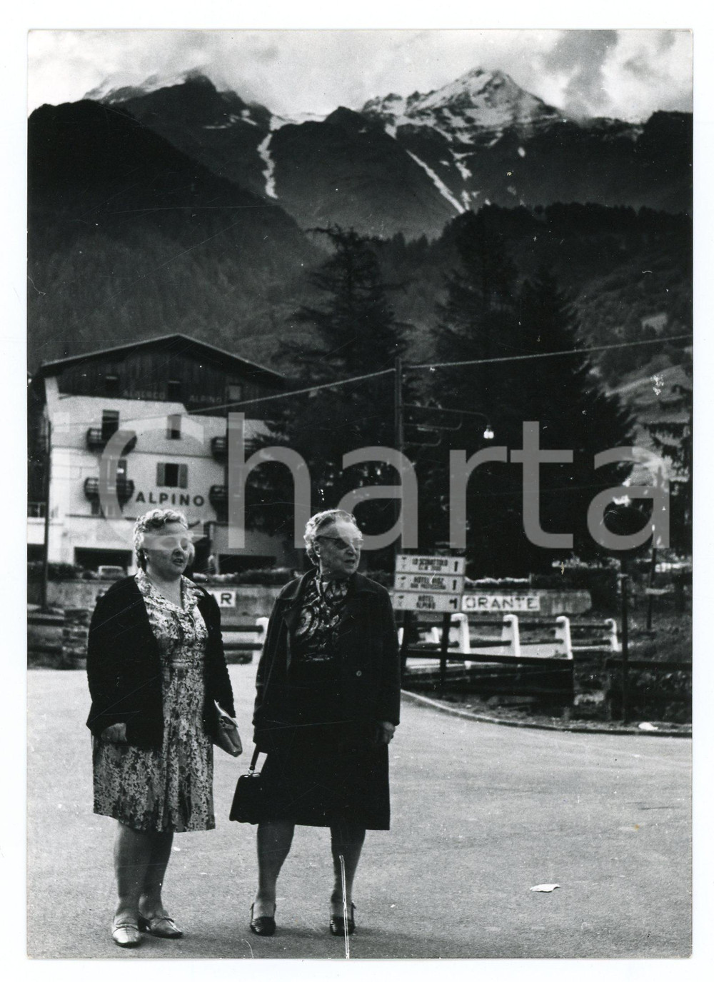 1977 FONTE DI PEIO (TN) Turiste e Hotel Alpino - Foto 13x18 cm Fotografia d'epoca con didascalia manoscritta al verso.  POOR/danneggiato Lievi smussature agli angoli, difetti di stampa Formato: 13x18 cm originale e autentica 1