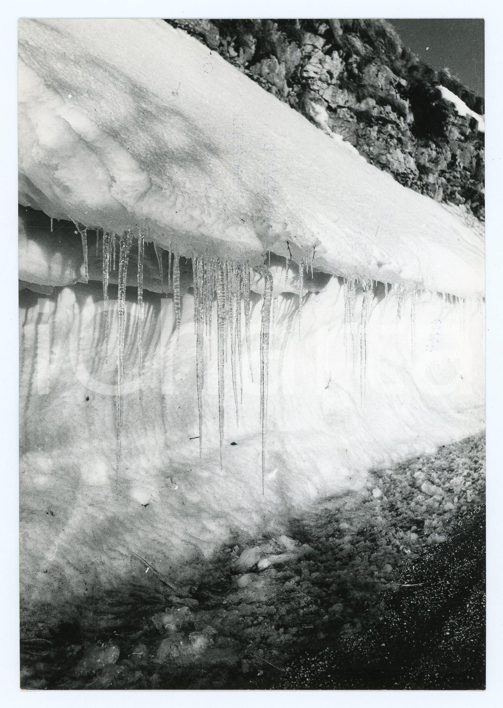1981 RIETI Terminillo - Pian de' Valli - Stalattiti di ghiaccio - Foto 13x18 cm Fotografia d'epoca con didascalia manoscritta al verso.  FAIR/discreto Lievi smussature agli angoli, lievi difetti di stampa Formato: 18x13 cm originale e autentica 1