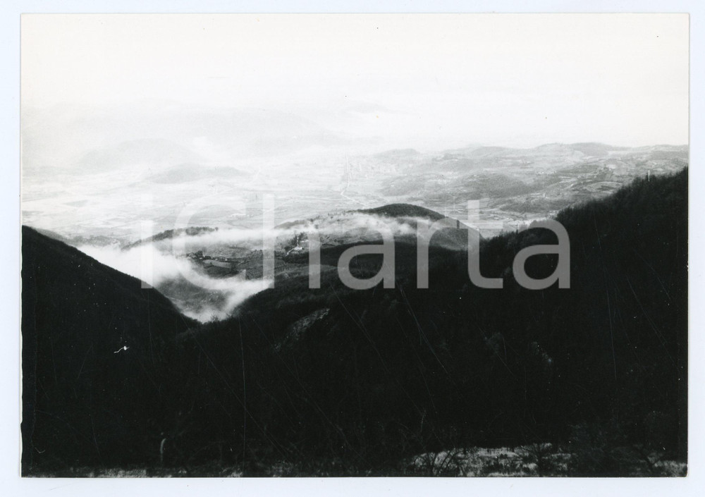 1979 Massiccio del Terminillo - La pianura verso Rieti - Foto 18x13 cm Fotografia d'epoca con didascalia manoscritta al verso.  FAIR/discreto Lievi smussature agli angoli, lievi difetti di stampa Formato: 18x13 cm originale e autentica 1