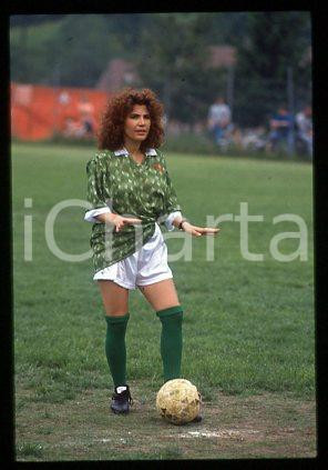 Roberta MANFREDI - COSTUME da calciatore Attrice 1990 ca * 35mm vintage slide 16