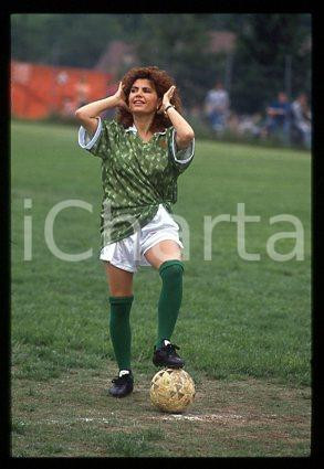 Roberta MANFREDI - COSTUME da calciatore Attrice 1990 ca * 35mm vintage slide 17
