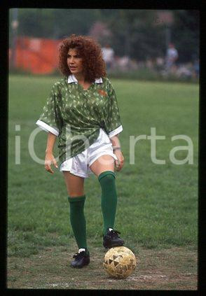 Roberta MANFREDI - COSTUME da calciatore Attrice 1990 ca * 35mm vintage slide 18