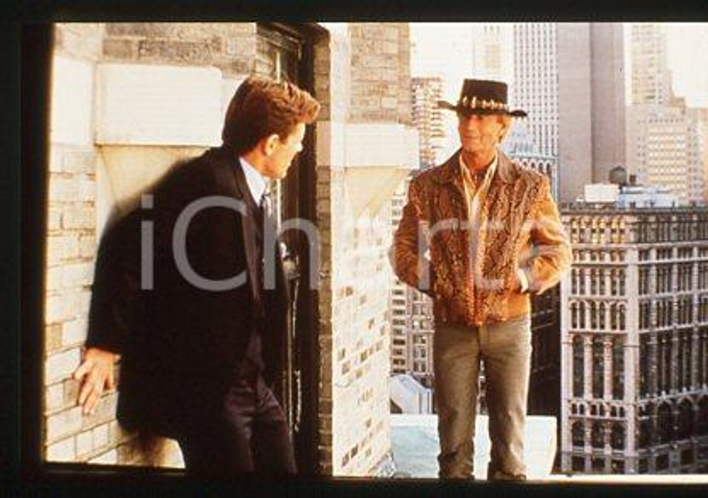 Paul HOGAN Vincent JERMAN-JEROSA Crocodile Dundee II 1988 * 35mm vintage slide 3
