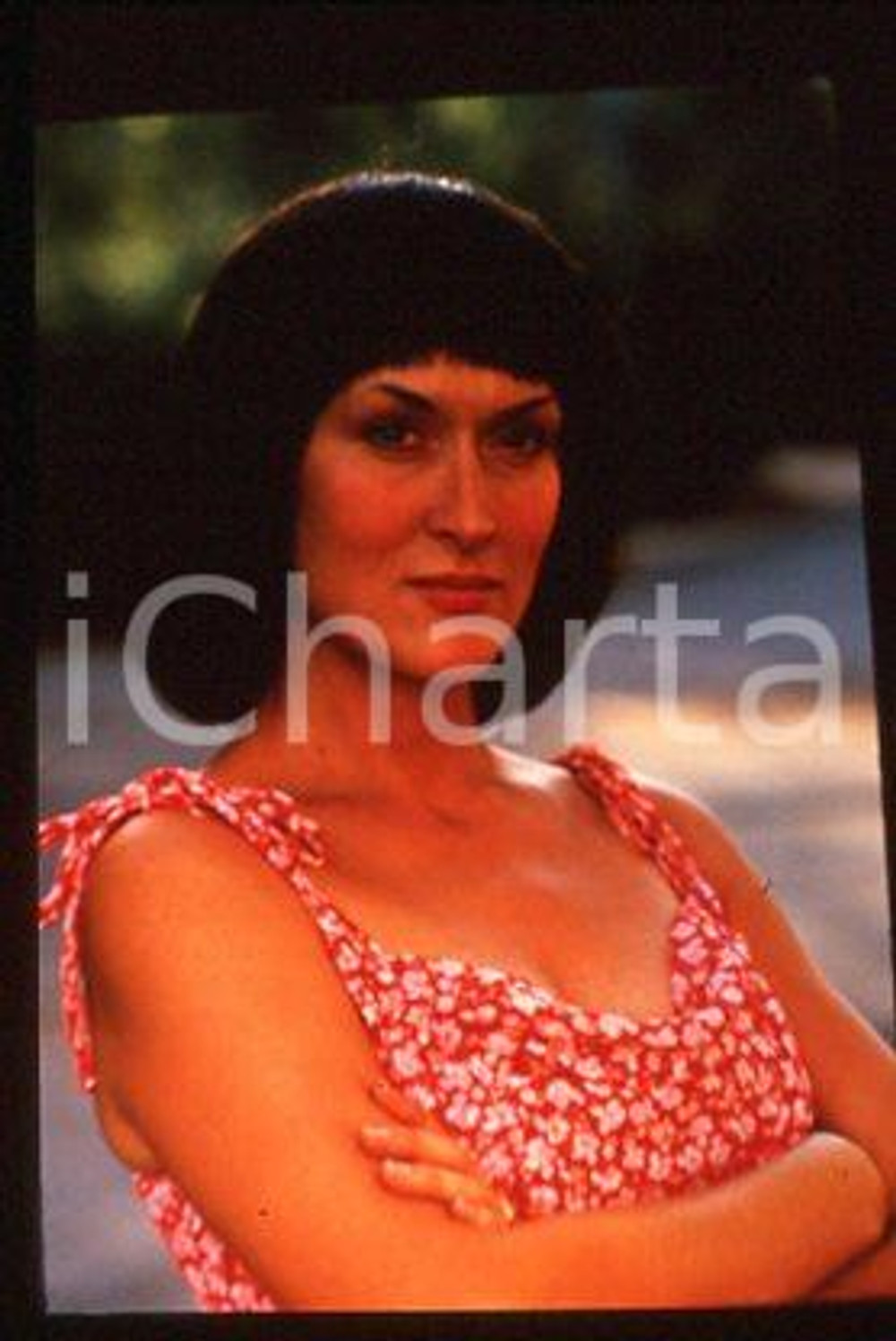 Meryl STREEP - CINEMA A Cry in the Dark Actress 1988 *35mm vintage slide (2)  Diapositiva d'epoca, in formato 35 mm.CONDIZIONI: GOODE' severamente vietata la riproduzione. Tutti i diritti sono riservati.Nella diapositiva ICharta mette in vendita, sul negozio eBay e in esclusiva sul sito "icharta" il proprio archivio composto da numerose diapositive e negativi fotografici d'epoca, tutti originali e autentici, che attraversano la storia del costume italiano tra gli la fine degli anni Sessanta e Novanta.Si tratta di uno sguardo inedito sull'attualit&agrave;, la politica, la vita quotidiana, il gossip e la cultura, che fotografa il cambiamento della nazione in quest'ultimo scorcio del XX secolo. Un'occasione unica per il mercato del collezionismo, che vede finalmente disponibile un archivio eccezionale per vastit&agrave;, tematiche e condizioni, in un settore (il negativo fotografico e la diapositiva) di assoluta novit&agrave; e dalle interessanti prospettive di investimento.  CONDIZIONI:FAIR/discreto originale e autentica 1