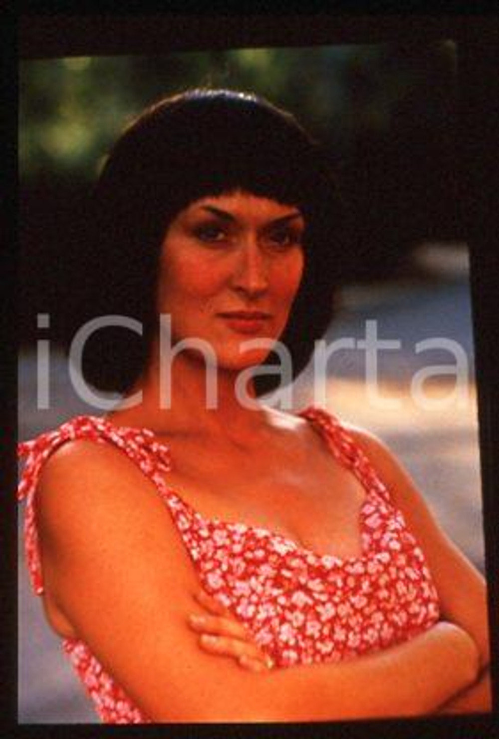 Meryl STREEP - CINEMA A Cry in the Dark Actress 1988 * 35 mm vintage slide 3  Diapositiva d'epoca, in formato 35 mm.CONDIZIONI: GOODE' severamente vietata la riproduzione. Tutti i diritti sono riservati.Nella diapositiva ICharta mette in vendita, sul negozio eBay e in esclusiva sul sito "icharta" il proprio archivio composto da numerose diapositive e negativi fotografici d'epoca, tutti originali e autentici, che attraversano la storia del costume italiano tra gli la fine degli anni Sessanta e Novanta.Si tratta di uno sguardo inedito sull'attualit&agrave;, la politica, la vita quotidiana, il gossip e la cultura, che fotografa il cambiamento della nazione in quest'ultimo scorcio del XX secolo. Un'occasione unica per il mercato del collezionismo, che vede finalmente disponibile un archivio eccezionale per vastit&agrave;, tematiche e condizioni, in un settore (il negativo fotografico e la diapositiva) di assoluta novit&agrave; e dalle interessanti prospettive di investimento.  CONDIZIONI:FAIR/discreto originale e autentica 1