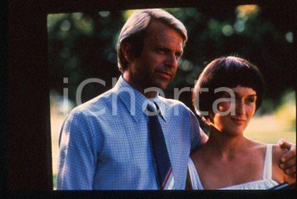 Meryl STREEP Sam NEILL - CINEMA A Cry in the Dark 1988 * 35 mm vintage slide 7  Diapositiva d'epoca, in formato 35 mm.CONDIZIONI: GOODE' severamente vietata la riproduzione. Tutti i diritti sono riservati.Nella diapositiva ICharta mette in vendita, sul negozio eBay e in esclusiva sul sito "icharta" il proprio archivio composto da numerose diapositive e negativi fotografici d'epoca, tutti originali e autentici, che attraversano la storia del costume italiano tra gli la fine degli anni Sessanta e Novanta.Si tratta di uno sguardo inedito sull'attualit&agrave;, la politica, la vita quotidiana, il gossip e la cultura, che fotografa il cambiamento della nazione in quest'ultimo scorcio del XX secolo. Un'occasione unica per il mercato del collezionismo, che vede finalmente disponibile un archivio eccezionale per vastit&agrave;, tematiche e condizioni, in un settore (il negativo fotografico e la diapositiva) di assoluta novit&agrave; e dalle interessanti prospettive di investimento.  CONDIZIONI:FAIR/discreto originale e autentica 1