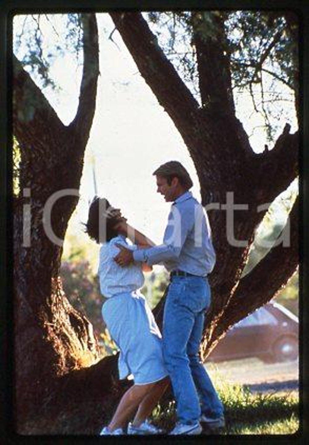 Meryl STREEP Sam NEILL - CINEMA A Cry in the Dark 1988 *35mm vintage slide (10)  Diapositiva d'epoca, in formato 35 mm.CONDIZIONI: GOODE' severamente vietata la riproduzione. Tutti i diritti sono riservati.Nella diapositiva ICharta mette in vendita, sul negozio eBay e in esclusiva sul sito "icharta" il proprio archivio composto da numerose diapositive e negativi fotografici d'epoca, tutti originali e autentici, che attraversano la storia del costume italiano tra gli la fine degli anni Sessanta e Novanta.Si tratta di uno sguardo inedito sull'attualit&agrave;, la politica, la vita quotidiana, il gossip e la cultura, che fotografa il cambiamento della nazione in quest'ultimo scorcio del XX secolo. Un'occasione unica per il mercato del collezionismo, che vede finalmente disponibile un archivio eccezionale per vastit&agrave;, tematiche e condizioni, in un settore (il negativo fotografico e la diapositiva) di assoluta novit&agrave; e dalle interessanti prospettive di investimento.  CONDIZIONI:FAIR/discreto originale e autentica 1
