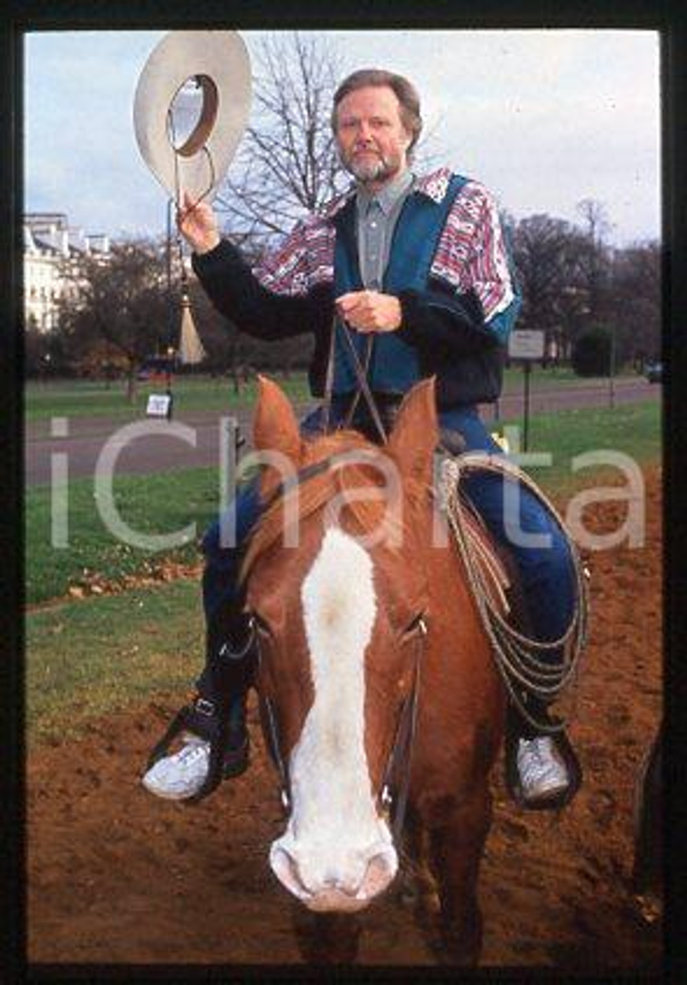 Jon VOIGHT - CINEMA American actor on a horse 1985 ca * 35 mm vintage slide 2