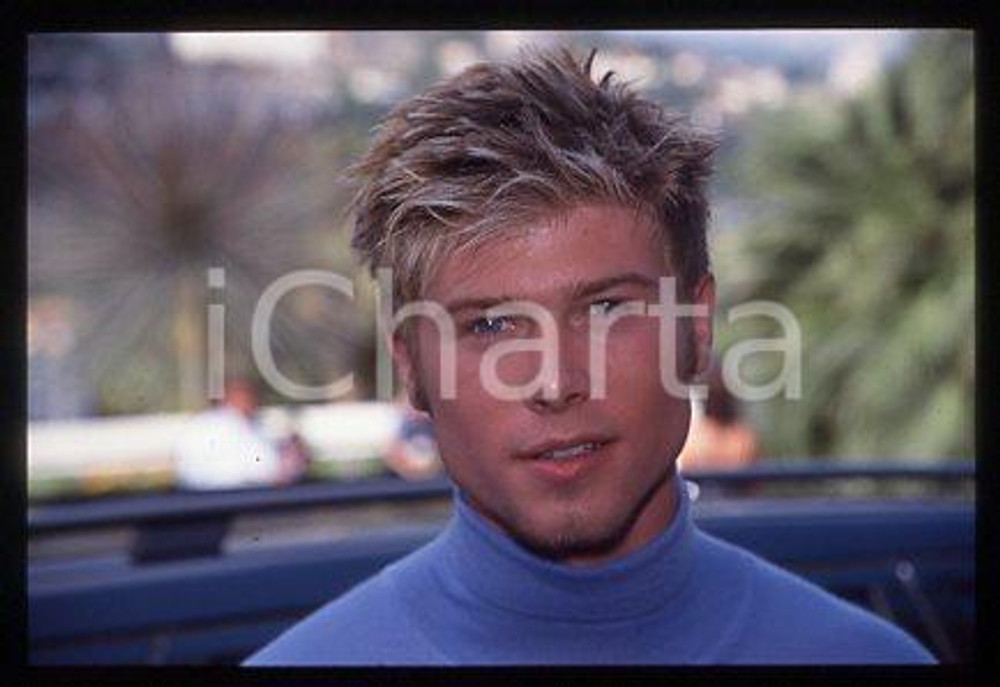 Jacob YOUNG - CINEMA Portrait of an American actor 1999 *35mm vintage slide 32  Diapositiva d'epoca, in formato 35 mm.CONDIZIONI: GOODE' severamente vietata la riproduzione. Tutti i diritti sono riservati.Nella diapositiva ICharta mette in vendita, sul negozio eBay e in esclusiva sul sito "icharta" il proprio archivio composto da numerose diapositive e negativi fotografici d'epoca, tutti originali e autentici, che attraversano la storia del costume italiano tra gli la fine degli anni Sessanta e Novanta.Si tratta di uno sguardo inedito sull'attualit&agrave;, la politica, la vita quotidiana, il gossip e la cultura, che fotografa il cambiamento della nazione in quest'ultimo scorcio del XX secolo. Un'occasione unica per il mercato del collezionismo, che vede finalmente disponibile un archivio eccezionale per vastit&agrave;, tematiche e condizioni, in un settore (il negativo fotografico e la diapositiva) di assoluta novit&agrave; e dalle interessanti prospettive di investimento.  CONDIZIONI:FAIR/discreto originale e autentica 1