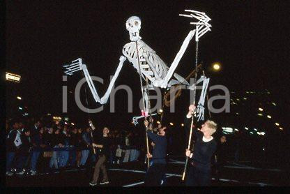 GREENWICH VILLAGE HALLOWEEN PARADE - Costumes 1997 * 35 mm vintage slide 4