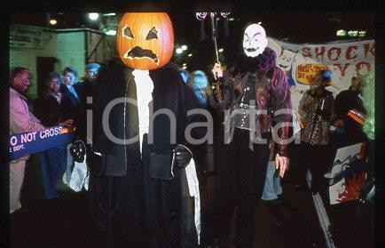 GREENWICH VILLAGE HALLOWEEN PARADE - Costumes 1997 * 35 mm vintage slide 13