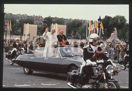 JOHN PAUL II - PARIS Pope waves to the crowd 1980 * 35 mm vintage slide 32