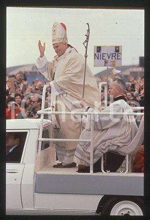 JOHN PAUL II - FRANCE Pope waves to the crowd 1980 * 35 mm vintage slide 37
