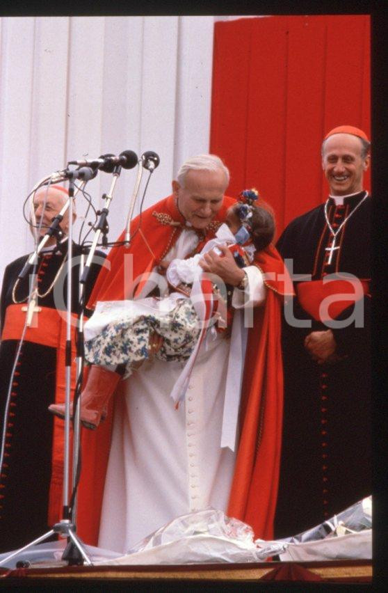 JOHN PAUL II Roger ETCHEGARAY - PARIS Pope & a girl 1980 * 35mm vintage slide 55