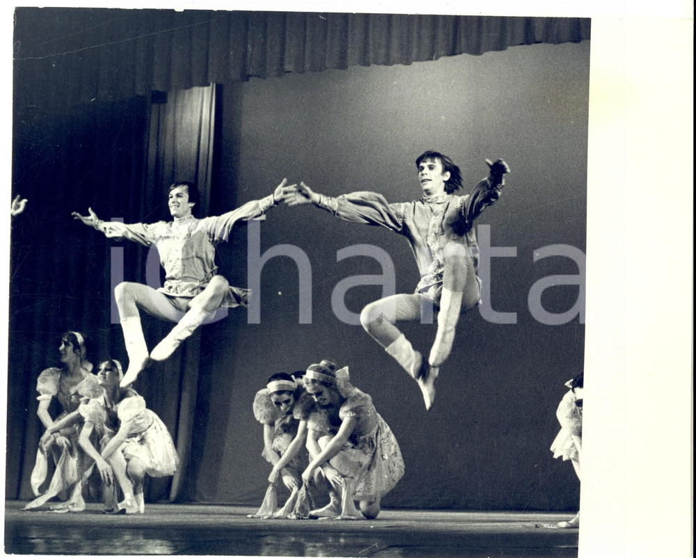 1974 MOSCOW URSS Dance Ensemble SOUVENIR - A Russian performance *Foto 18x24 Fotografia d'epoca con didascalia coeva al verso. CONDIZIONI: FAIR (piegature)    originale e autentica 1