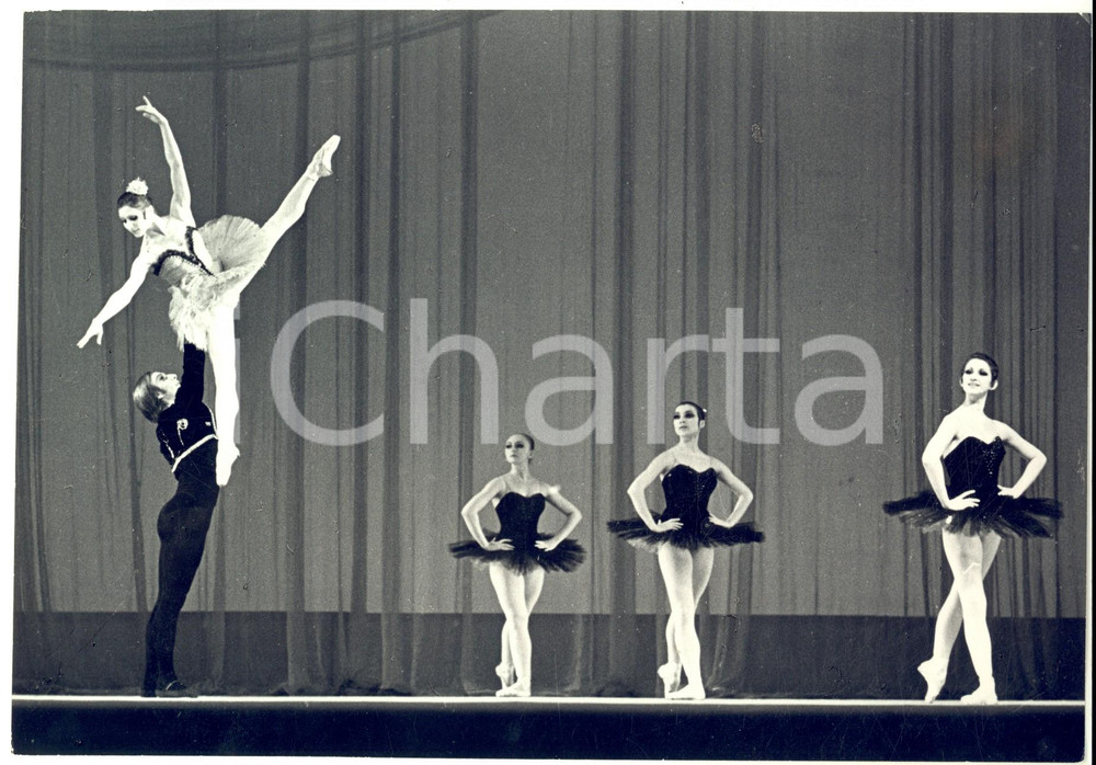 1975 MOSCOW USSR Ensemble CLASSIC BALLET - "Don Quixote" N. OSIPYAN and Y. GUMBA Fotografia d'epoca con didascalia coeva al verso. CONDIZIONI: GFORMATO: 23x16 cm    originale e autentica 1