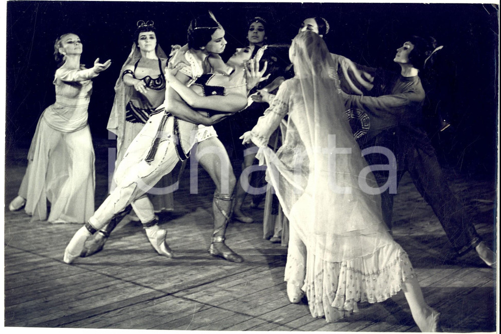 1975 ca MOSCOW URSS Dance - Kara Karayev' ballet - "Seven Beauties" - Photo Fotografia d'epoca. CONDIZIONI: FAIR (aloni)FORMATO:  24x18 cm     originale e autentica 1