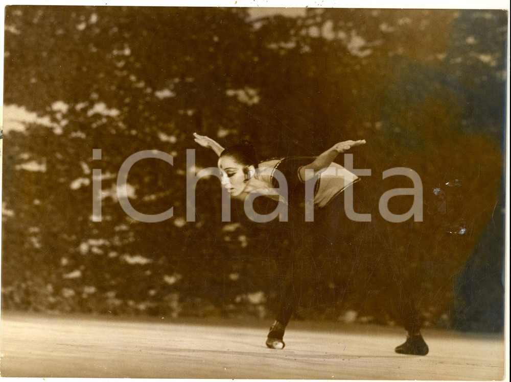 1970 VARNA International Ballet Competition - Marta GARCIA in Hindu dance *Photo Fotografia d'epoca con didascalia coeva al verso. CONDIZIONI: FAIR(alone diffuso e residui al margine destro)FORMATO: 24x18 cm    originale e autentica 1