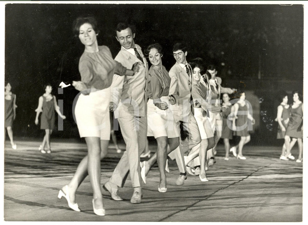 1968 SOFIA IX World Festival of Youth and Students - Bulgarian dance group PHOTO Fotografia d'epoca con didascalia coeva al verso. CONDIZIONI: FAIR (piccolo residuo cartaceo al margine destro)FORMATO:  24x18 cm   originale e autentica 1