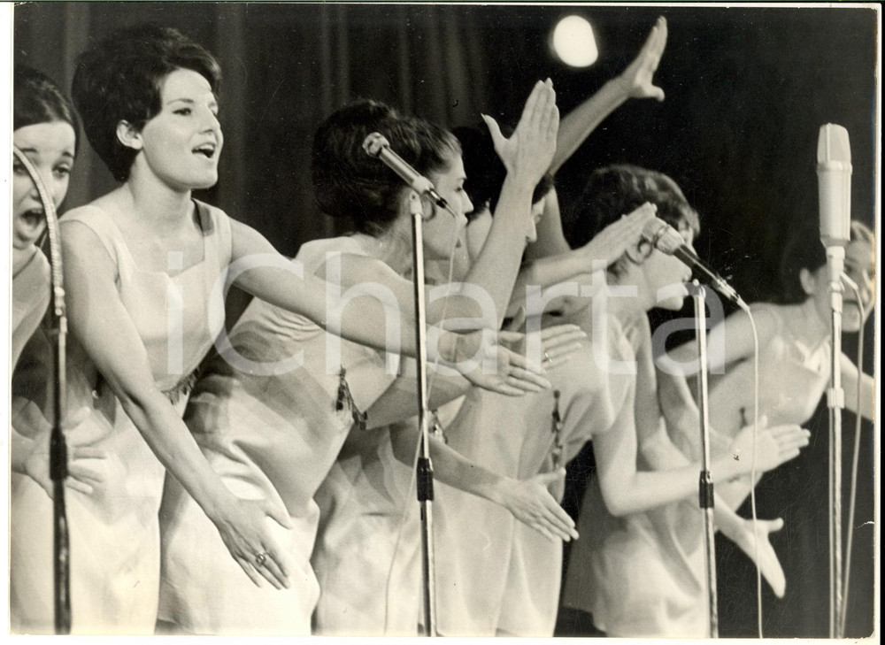 1968 SOFIA IX World Festival of Youth and Students - Vocal ensemble HEBROS Photo Fotografia d'epoca con didascalia coeva al verso. CONDIZIONI: FAIR (piccolo residuo cartaceo al margine destro)FORMATO:  24x18 cm     originale e autentica 1