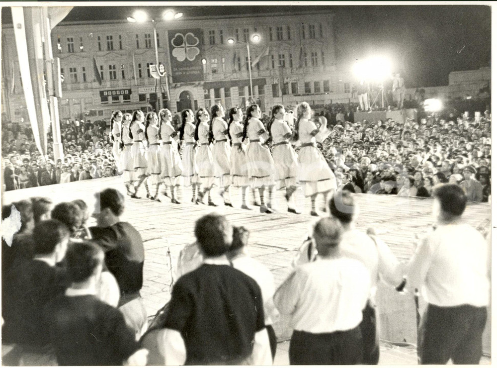 1968 SOFIA World Festival of Youth and Students - Bulgarian folklore dance group Fotografia d'epoca con didascalia coeva al verso. CONDIZIONI: FAIR (piccolo residuo cartaceo al margine destro)FORMATO:  24x18 cm     originale e autentica 1