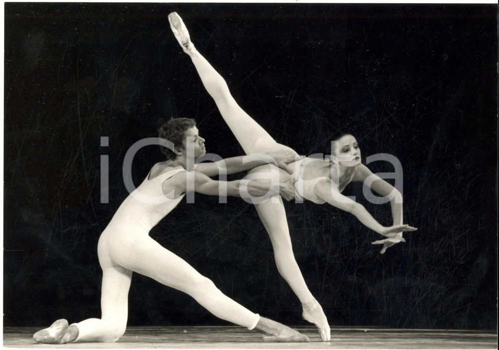 1980 ca PARIS DANZA CLASSICA - Coppia di ballerini in scena - Foto 30x21 cm Fotografia d'epoca. CONDIZIONI: G      originale e autentica 1
