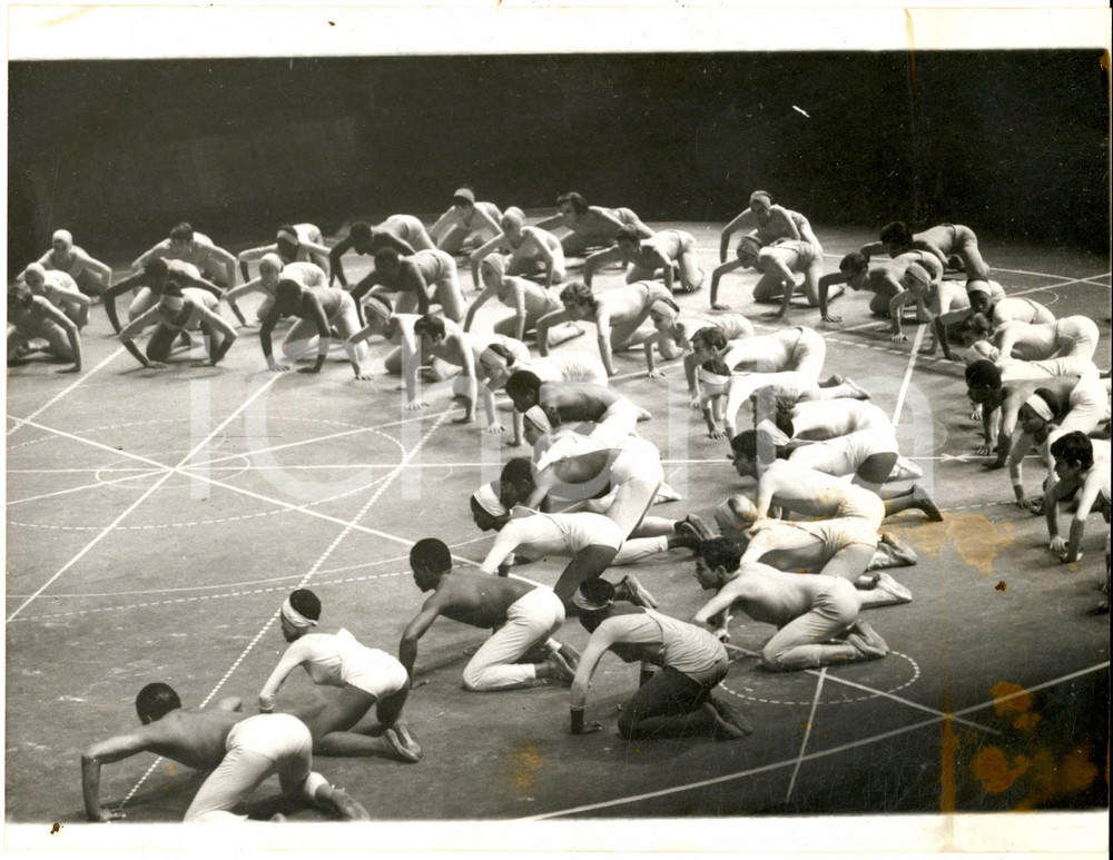 1980 ca PARIS DANCE Coreografia moderna *Foto DANZA DA STUDIARE 24x18 cm Fotografia d'epoca. CONDIZIONI: FAIR (aloni marginali)FORMATO:  24x18 cm     originale e autentica 1