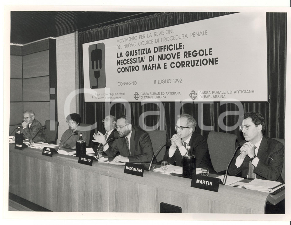 1992 BRIANZA Congresso revisione nuovo codice penale - Nuove regole antimafia Fotografia d'epoca.Nella fotografia sono ritratti Giovanni Galloni, Marcello Maddalena, Alfredo Robledo, Ogene Martin. CONDIZIONI: GFORMATO: 24x18 cm    originale e autentica 1