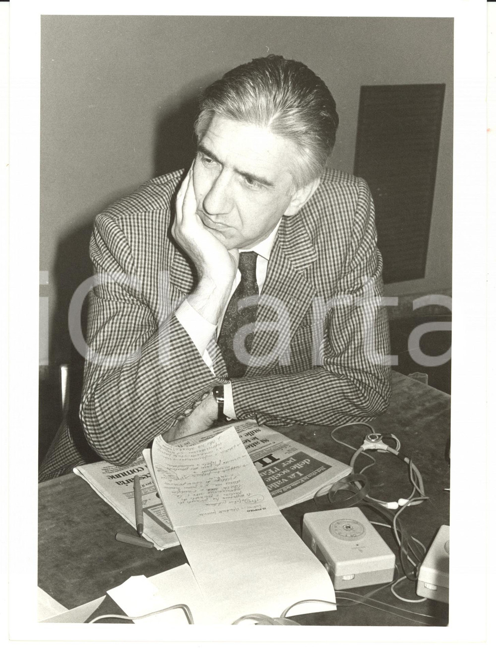 Fotografia d epoca originale 1985 ca Il giornalista Gianni LOCATELLI legge IL POPOLO Fotografia 18x24 cm 1