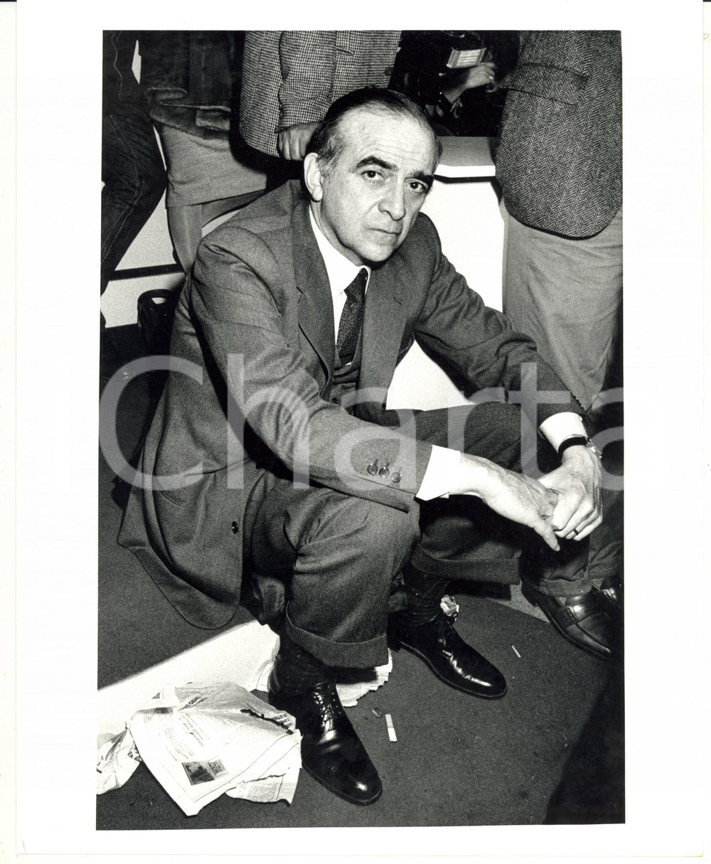 Fotografia d epoca originale 1985 ca MILANO Ritratto di Piero BASSETTI seduto per terra  Fotografia 20x25 1