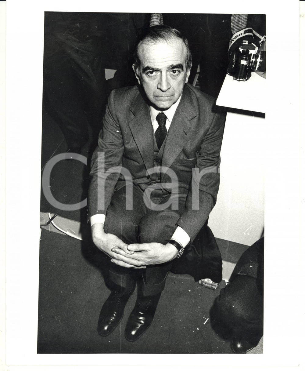 Fotografia d epoca originale 1985 ca MILANO Ritratto di Piero BASSETTI seduto per terra Fotografia 20x25 1