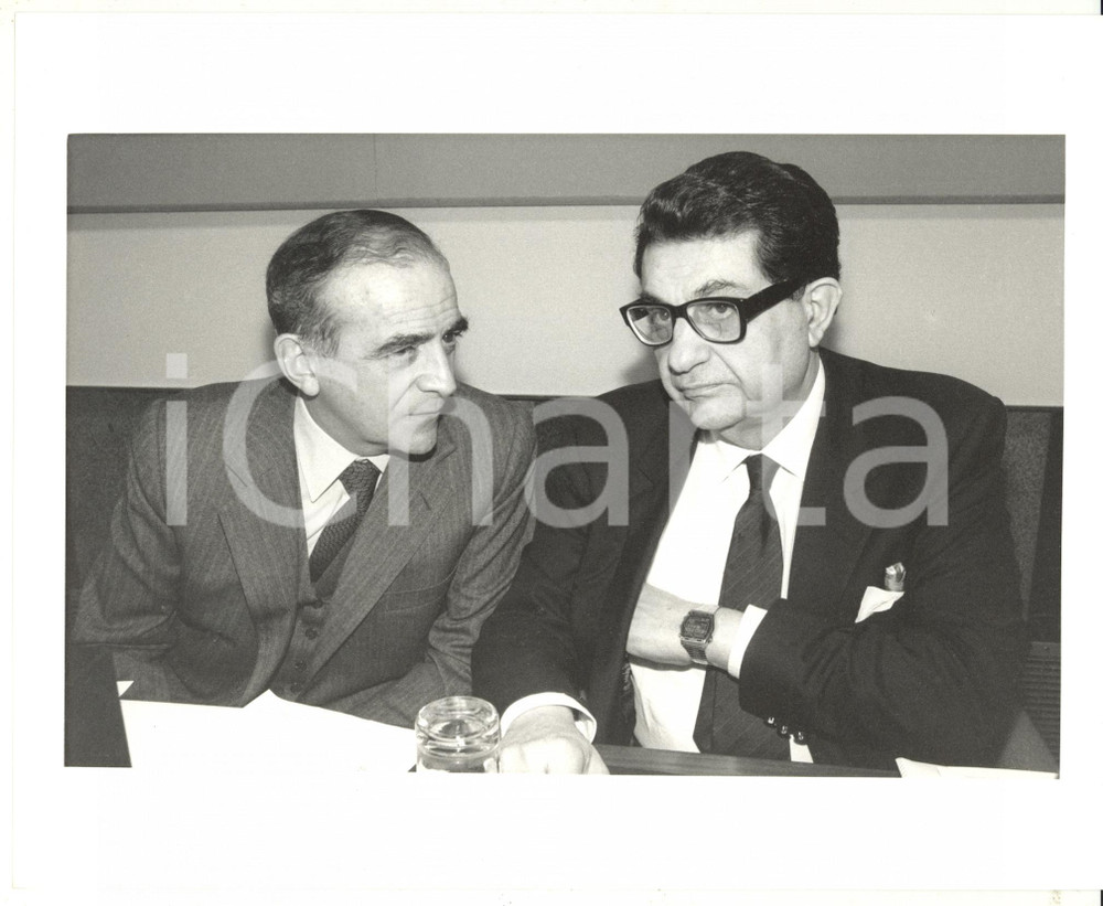 Fotografia d epoca originale 1985 ca MILANO Piero BASSETTI e Antonio LA PERGOLA durante conferenza stampa 1