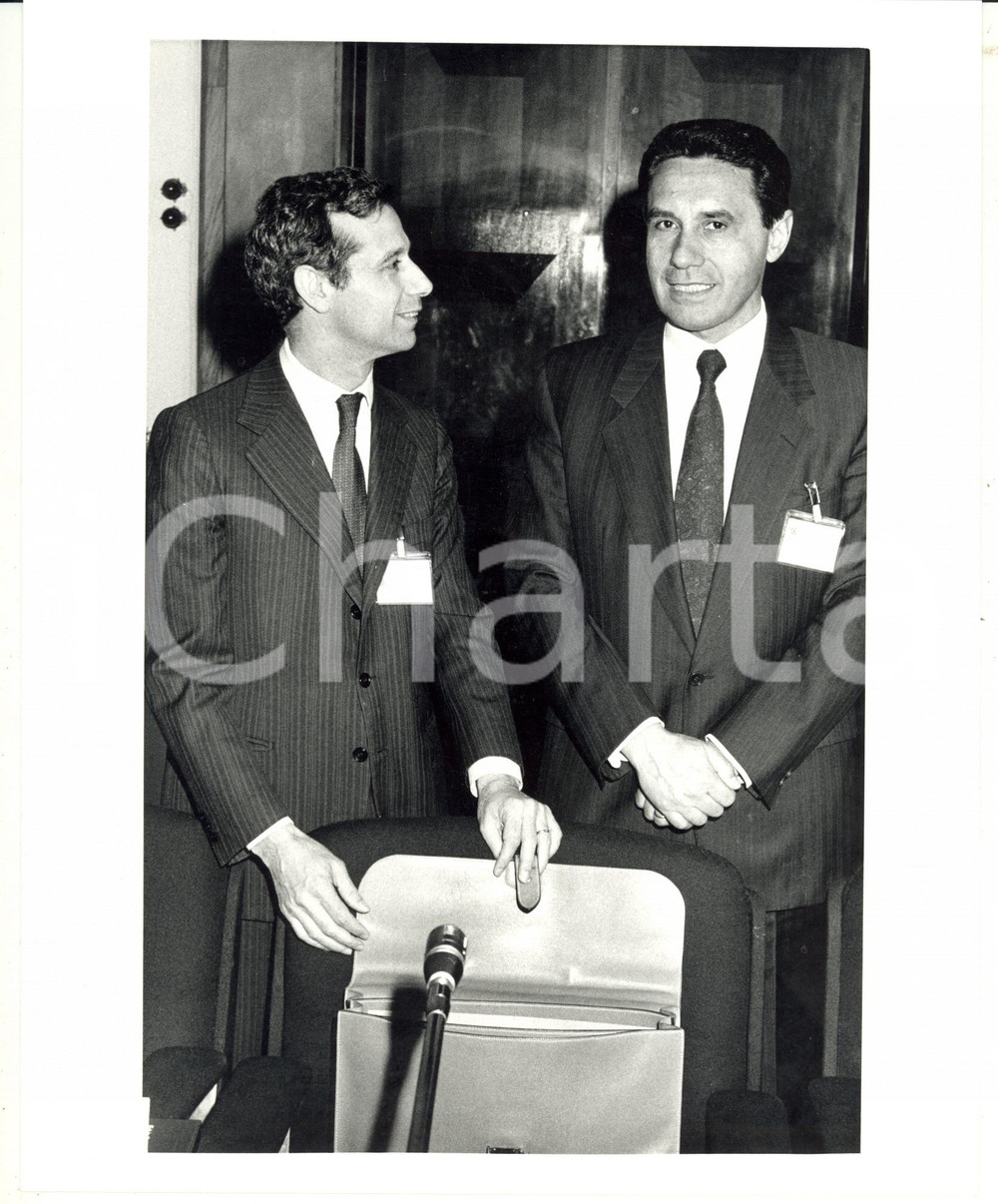1986 MILANO Comitato Agenti di Cambio - Luigi TOSATO e Silvano CASINI Foto (2) Fotografia di agenzia. GOOD/buono  Formato: 25x20 originale e autentica 1