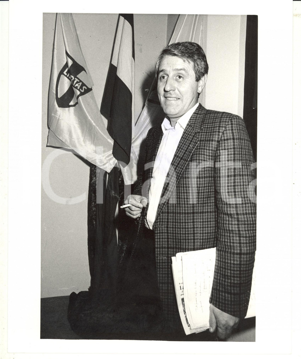 Fotografia d epoca originale 1985 ca DEMOCRAZIA CRISTIANA Florindo FUMAGALLI fuma una sigaretta Foto 20x25 1