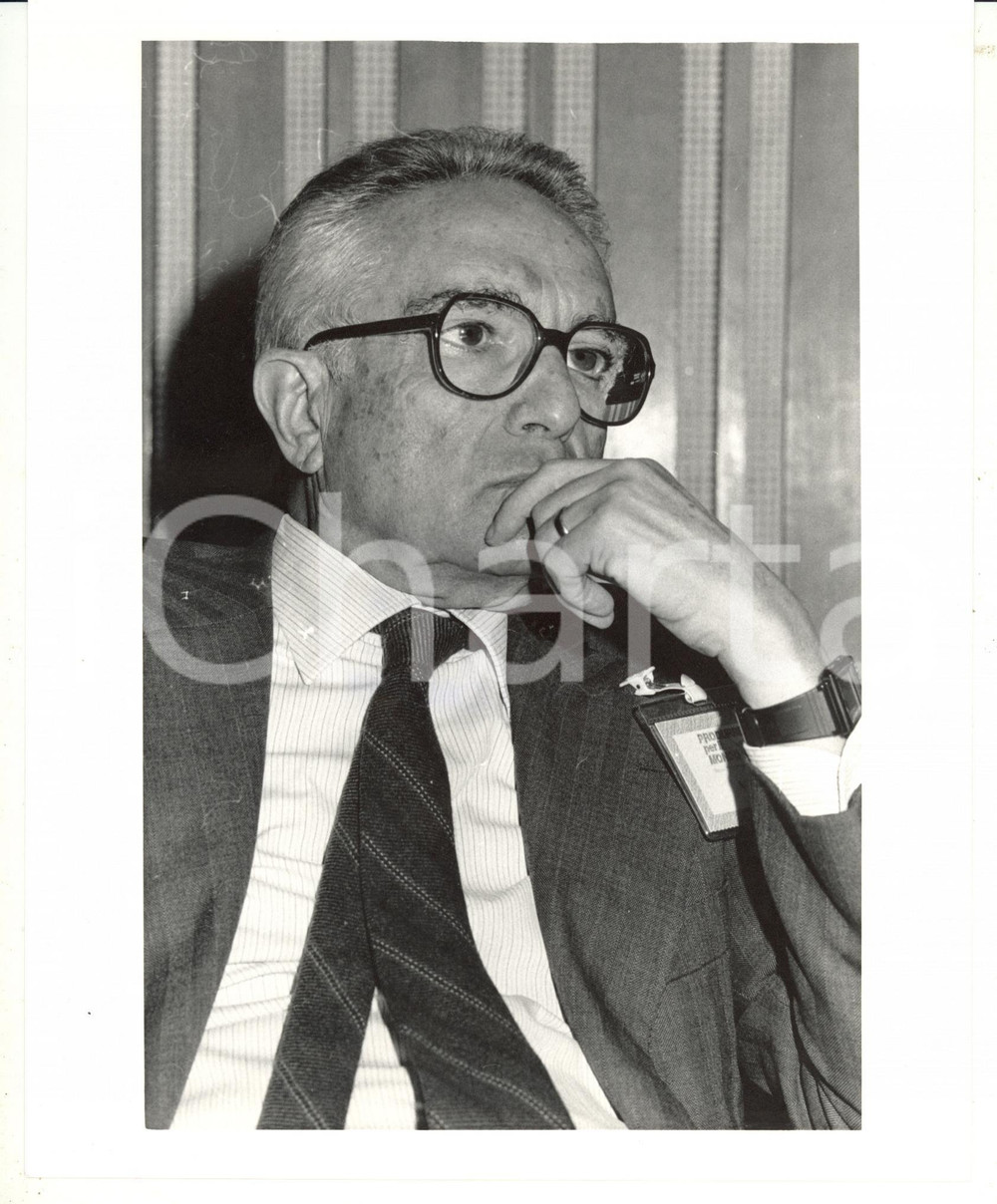 1985 ca DEMOCRAZIA CRISTIANA Ritratto di Giuseppe GLISENTI Foto 20x25 Fotografia d'epoca.Fotografia scattata in occasione del convegno "Produrre per il mondo". CONDIZIONI: GFORMATO: 25x20 cm  originale e autentica 1