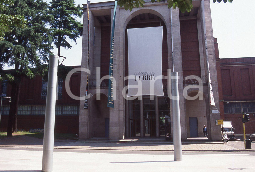 Fotografia d epoca originale 35mm vintage slide 1990 MILANO TRIENNALE Striscione Gianfranco Ferrè 4 1