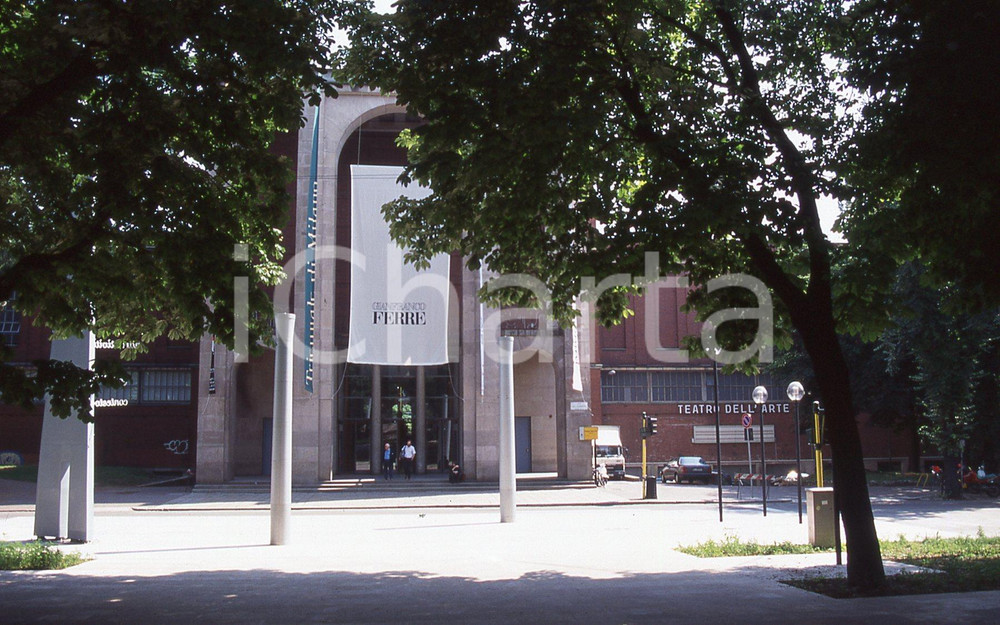 Fotografia d epoca originale 35mm vintage slide 1990 MILANO TRIENNALE Striscione Gianfranco Ferrè 5 1