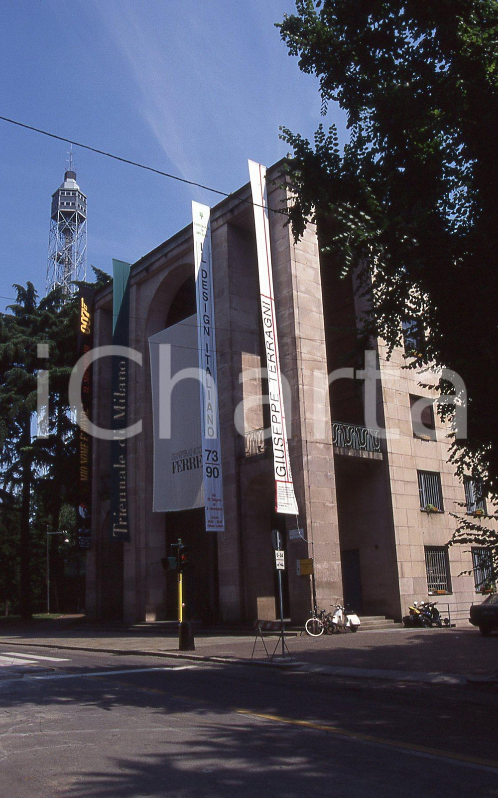 Fotografia d epoca originale 35mm vintage slide 1990 MILANO TRIENNALE Striscione Giuseppe Terragni 1