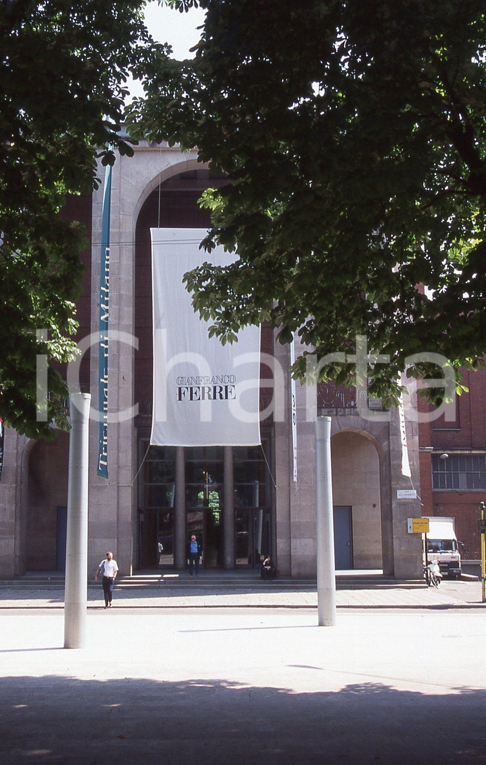 Fotografia d epoca originale 35mm vintage slide 1990 MILANO TRIENNALE Striscione Gianfranco Ferrè 2 1