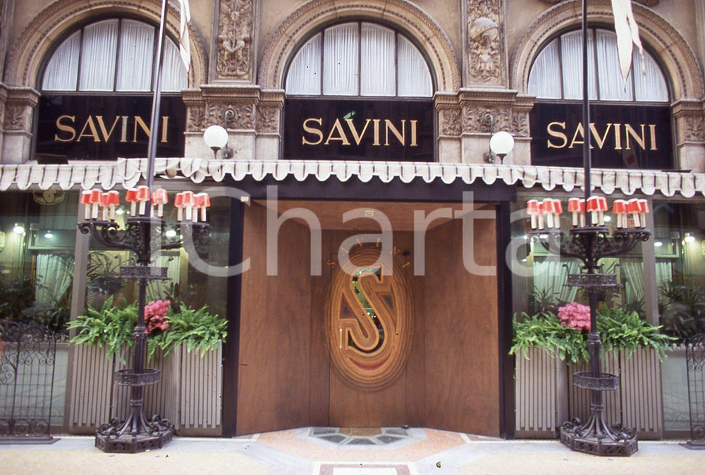 Fotografia d epoca originale 35mm vintage slide 1988 MILANO ingresso del ristorante SAVINI 1